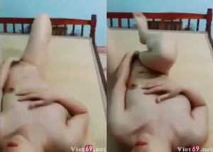 Quay lén em nhà bên thủ dâm trong cơn nứng