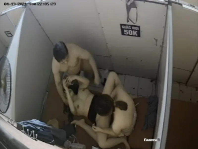 Threesome 2 em trong phòng giác hơi